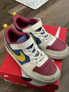 Nike Kids Low-Top Sneakers in White, Blue, Maroon & Yellow